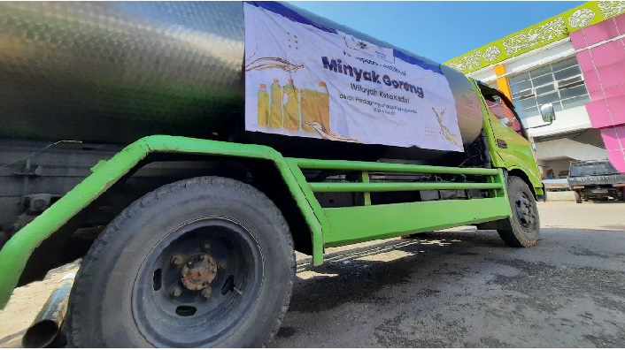 Truk tangki minyak goreng curah saat berada di halaman Pasar Tradisional Setonobetek, Kota Kediri. (Foto: Ist.)