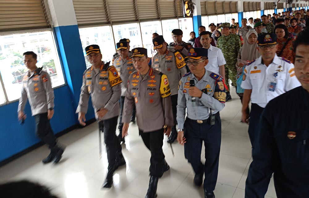 Kapolri Jenderal Polisi Listyo Sigit Prabowo meninjau langsung kesiapan personel dan fasilitas pelayanan di Terminal Purabaya.