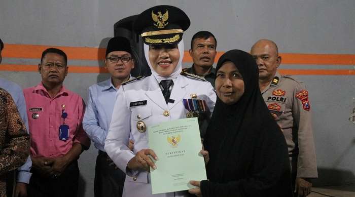 SEERAHKAN SHAT:  Bupati Ikfina berharap penyerahan sertifikat dapat membantu meningkatkan nilai tambah serta kemudahan permodalan pelaku UMKM. 