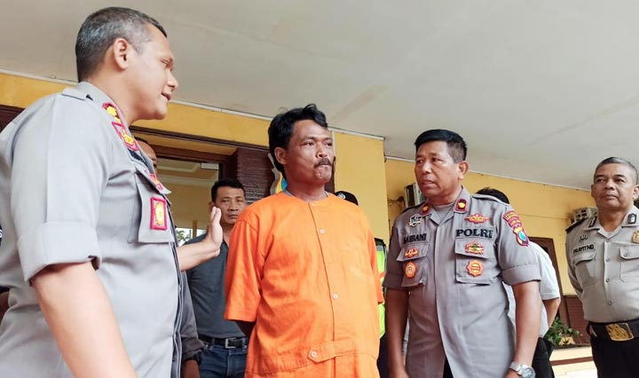 Tersangka Nito saat dipamerkan keapda awak media saat rilis di Mapolresta Sidoarjo, Senin (24/2).