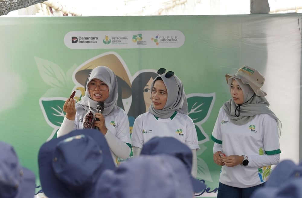 Karyawati Petrokimia Gresik memberikan pembekalan kepada petani perempuan di Malang. FOTO: ist.
