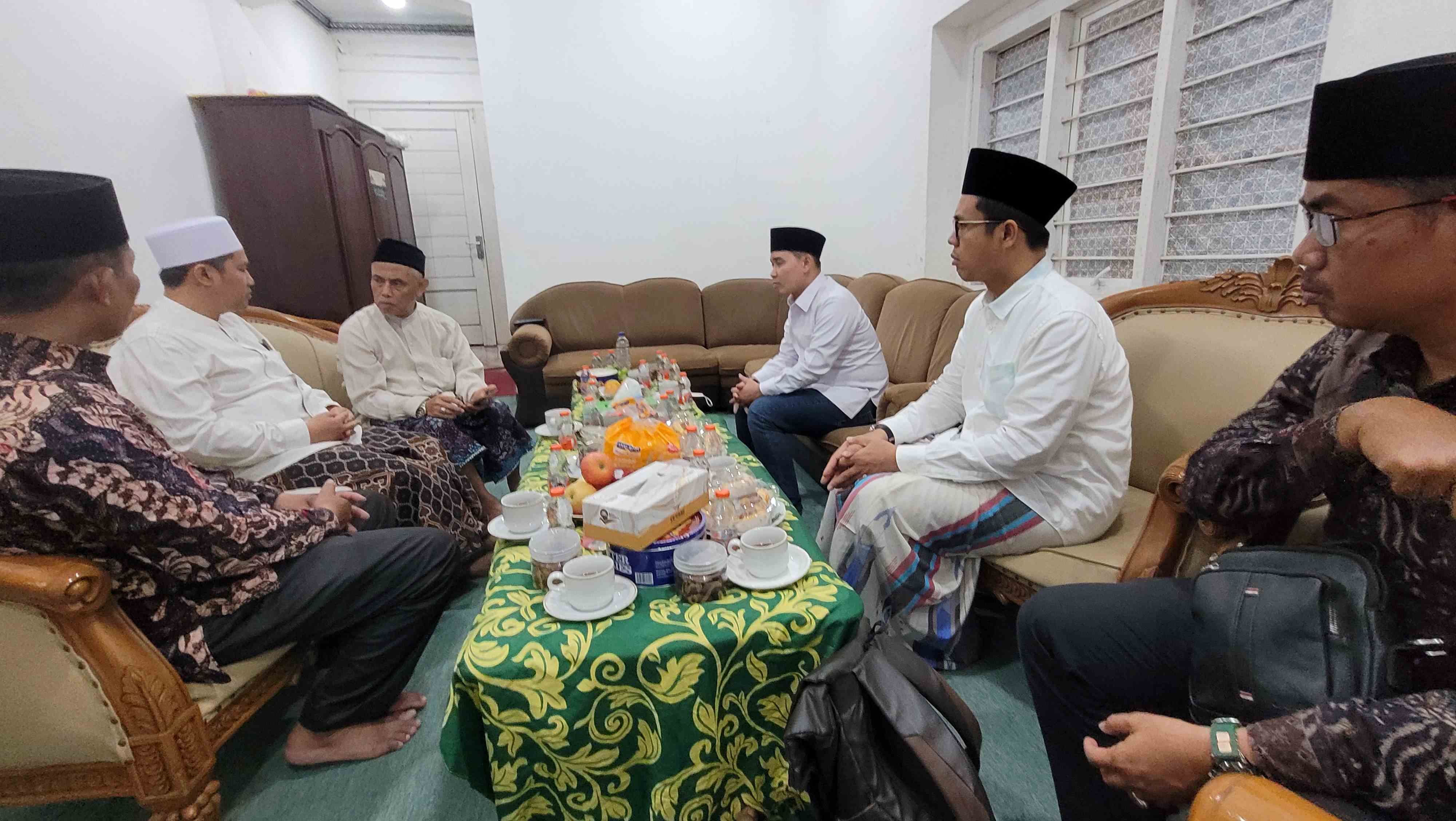 Bupati Mojokerto Dr Muhammad Al Barra (Gus Bara) dan rombongan saat diterima Gus Muid di Pondok Pesantren Al Khoziny Buduran Sidoarjo, Sabtu (4/10/2025) malam. Foto: bangsaonline