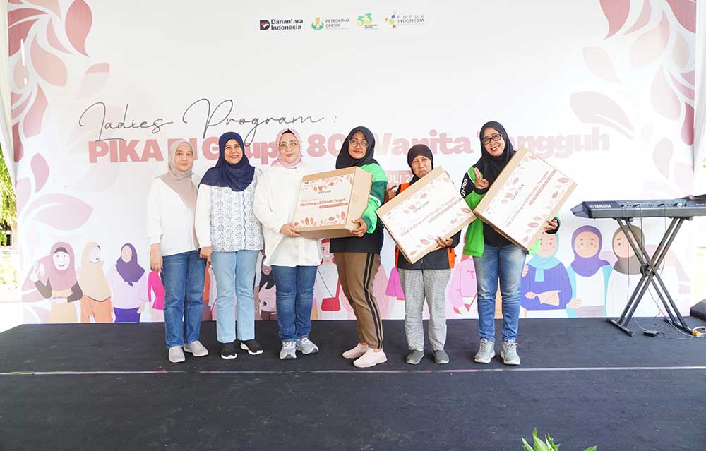 Ketua PIKA PG, Bonita Daconi Khotob (tiga dari kiri) didampingi perwakilan PIKA PI Grup menyerahkan paket sembako secara simbolis kepada para lady ojol dalam kegiatan “PIKA PI Grup x 80 Wanita Tangguh” di Gresik.