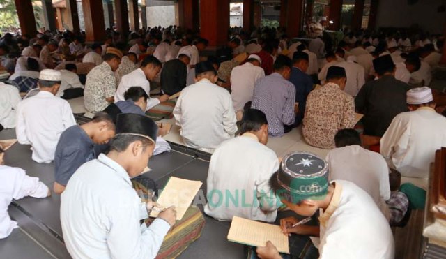 ILUSTRASI. Para santri Pesantren Tebuireng mengaji kitab kuning. foto: BANGSAONLINE.COM