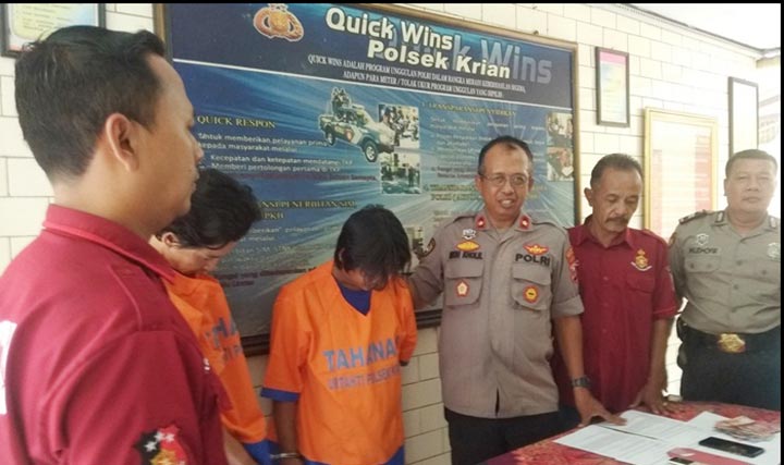 Kedua pelaku saat di Mapolsek Krian, Sidoarjo.