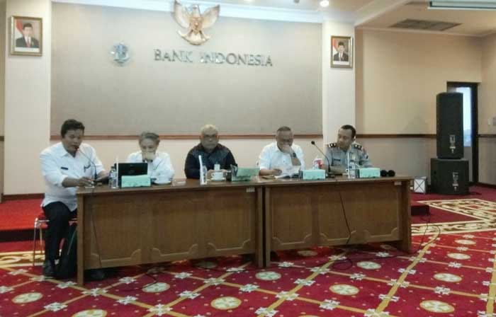 Kepala BI perwakilan Kediri Djoko Raharto bersama anggota TPID saat menggelar jumpa pers di lantai 5 kantor BI Kediri. foto: ARIF K/ BANGSAONLINE