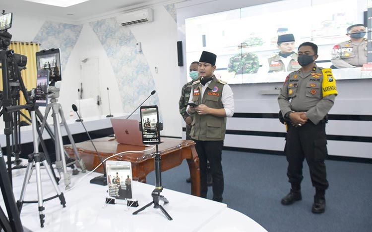 Bupati Trenggalek, Moh. Nur Arifin saat di Smart Center Pendopo Trenggalek. (foto: HERMAN/ BANGSAONLINE)