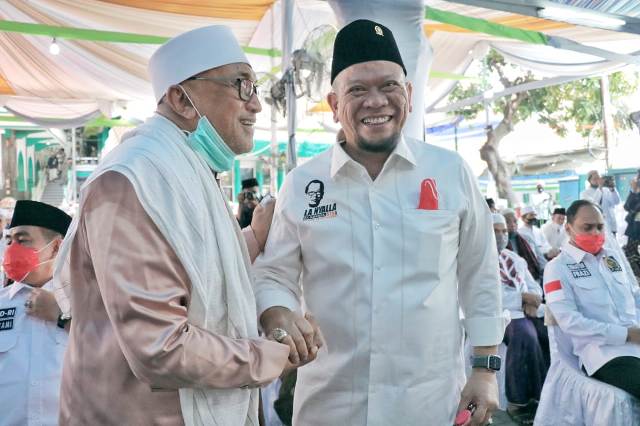 LaNyalla Mahmud Mattalitti didampingi KH Idris Hamid saat hadir di tengah-tengah acara Haul Mbah KH Hamid Pasuruan, Senin (26/10/2020).