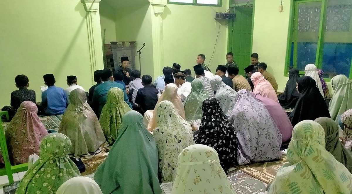 Peringatan Nuzulul Quran yang dilakukan Satgas TMMD Kediri dan Siswa SDN Gadungan 4.