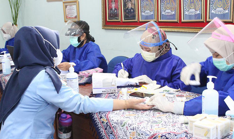Pelaksanaan vaksinasi Covid-19 di Kantor Imigrasi Kelas I TPI Jember. (foto: ist)