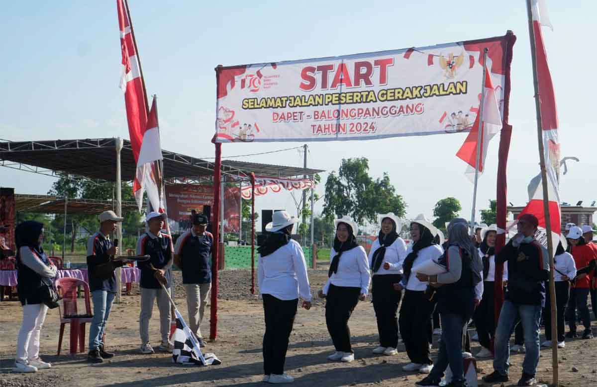 Ibu-ibu PKK di Desa Jombangdelik, Kecamatan Balongpanggang, Gresik, saat mengikuti gerak jalan. Foto: Ist