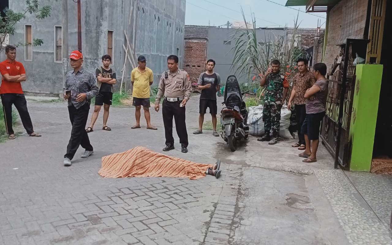 Jenazah yang diketahui seorang sales penjual kopi yang ditemukan meninggal, saat hendak dievakuasi oleh anggota kepolisian dan warga sekitar.