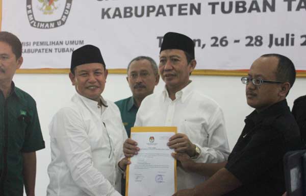 Paslon Huda-Noor  saat penyerahan berkas di KPUD Tuban. (suwandi/BANGSAONLINE)
