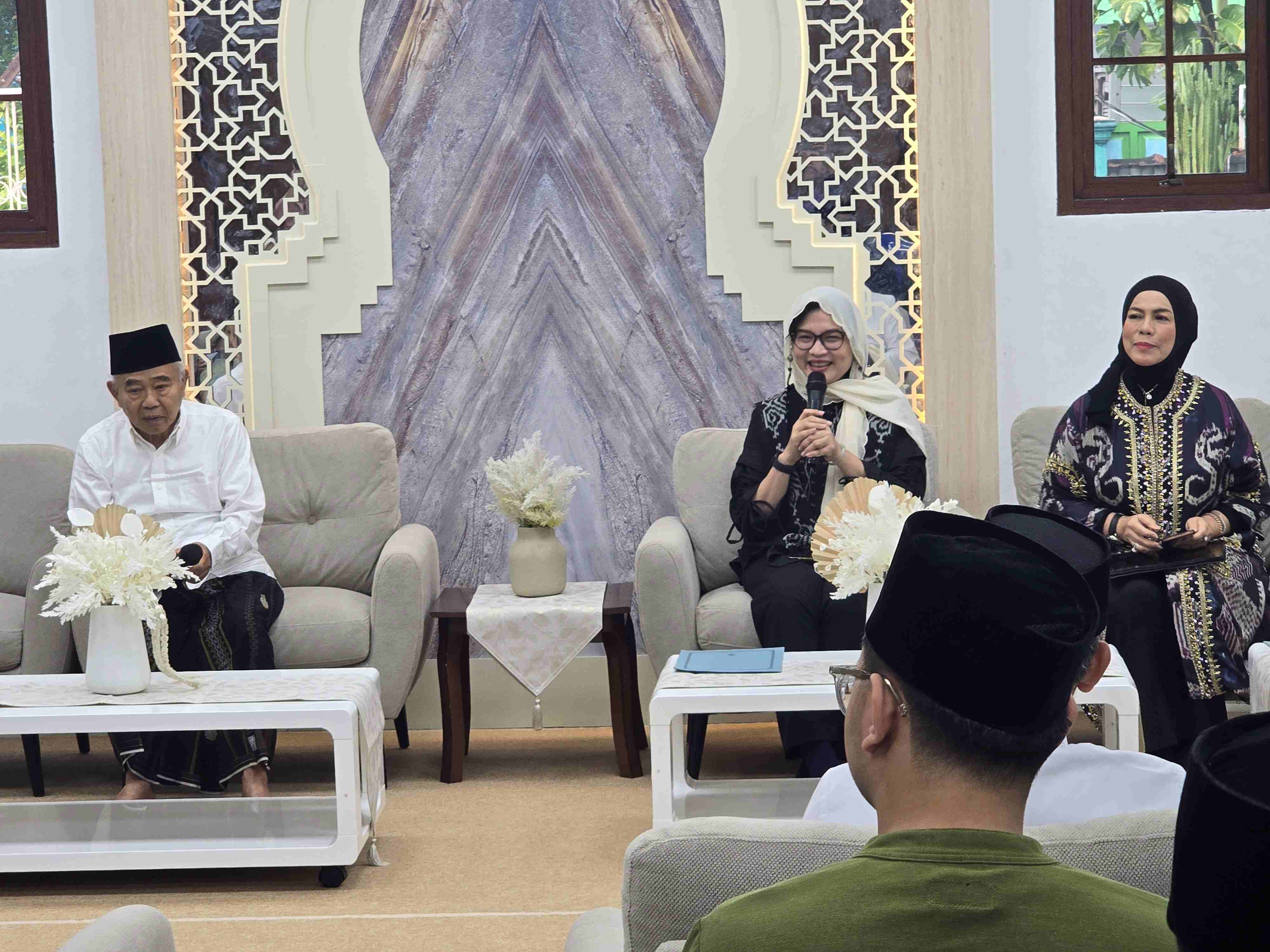 Prof Dr KH Asep Saifuddin Chalim, MA bersama Prof Dr Cita Rosita Sigit Prakoeswa dan  Prof Dr Dyah Sawitri dalam acara membahas persiapan pembukaan prodi umum dan kedokteran Universitas KH Abdul Chalim di kantor JKSN Jalan Siwalankerto Utara Surabaya, Rabu (18/3/2026). Foto: M Mas