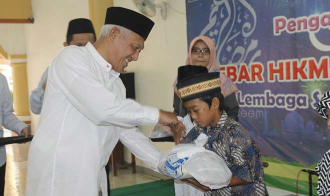 KH Abdul Hakim Mahfudh, Wakil Pengasuh Pesantren Tebuireng saat memberikan bingkisan kepada sejumlah anak yatim dan dhuafa di Masjid Ulul Albab, Sabtu (25/6).
foto: ROMZA/ BANGSAONLINE 