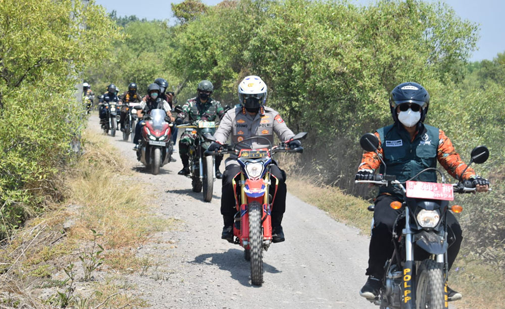 Untuk menuju lokasi vaksinasi hanya dapat ditempuh menggunakan kendaraan roda dua, melalui jalur sempit berliku melewati tambak Kalialo.