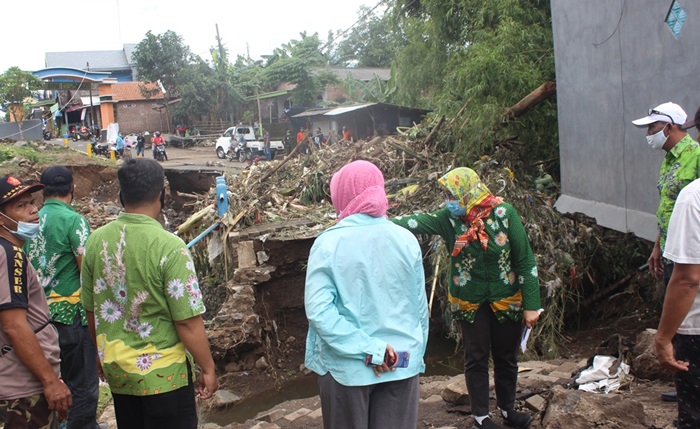Warga saat melihat Jembatan Payaman Desa Ngerong yang jebol  usai diterjang banjir.