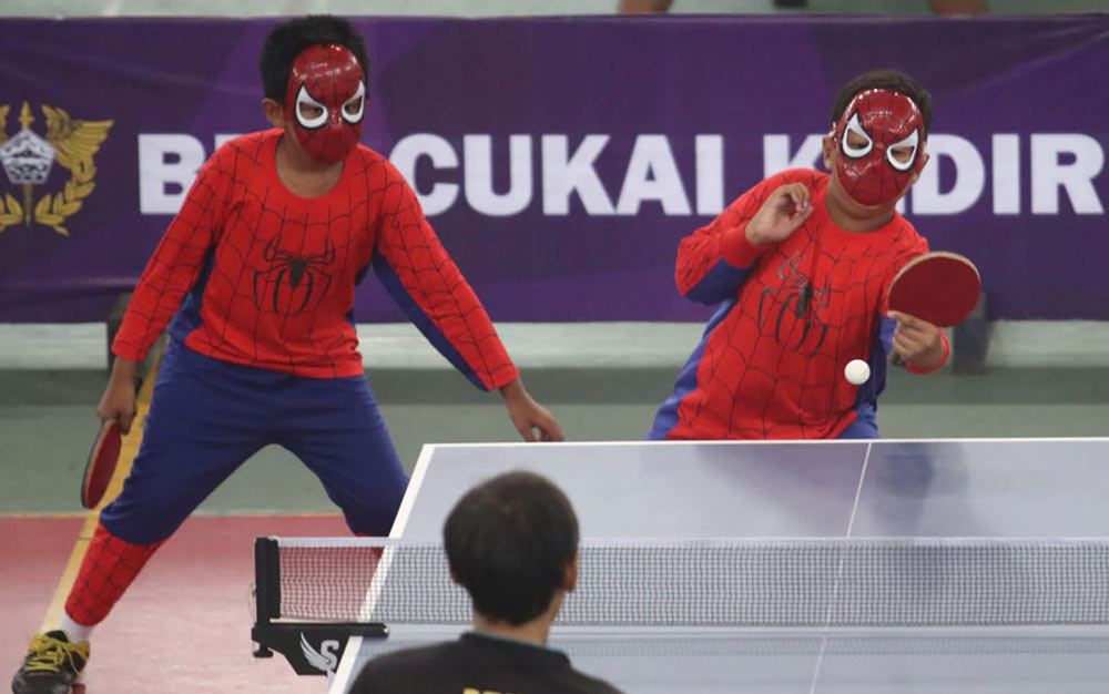 Atlet tenis meja berpakaian unik seperti Spiderman saat bertanding di Kejuaraan Cukai Table Tennis Championship 2021. foto: ist.