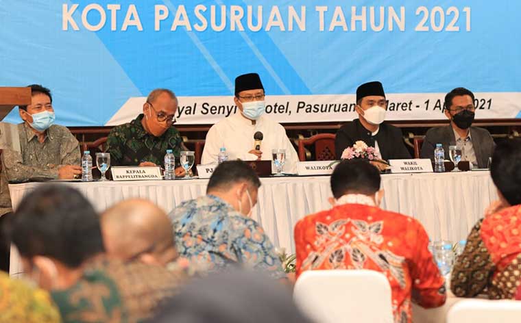 Wali Kota dan Wakil Wali Kota Pasuruan Gus Ipul-Mas Adi saat pengajian rutin khusus bapak-bapak.