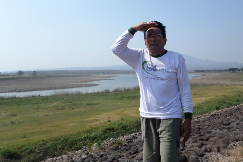 KERING – Salah satu waduk di Kabupaten Madiun yang airnya surut, Kamis (25/9/2014). foto : dhany/BangsaOnline