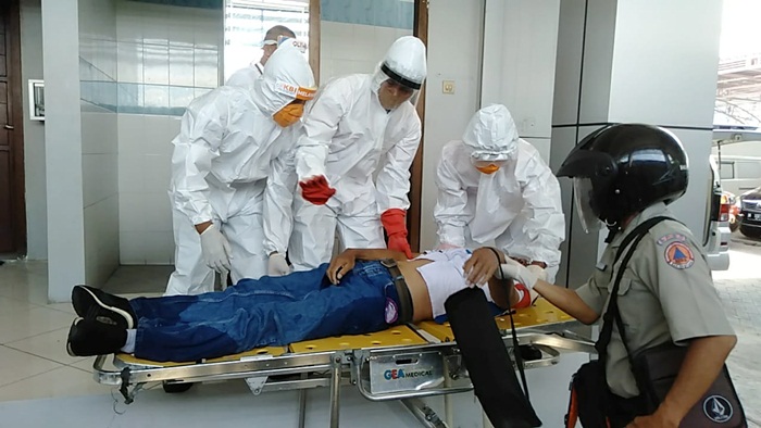 Jenazah Ilham saat dibawa oleh tim medis ke RSUD dr. Zyn.