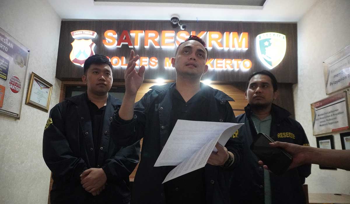 Kasatreskrim Polres Mojokerto, AKP Aldhino Prima Wirdhan, saat memberi keterangan terkait pembobolan minimarket di daerah Trowulan.