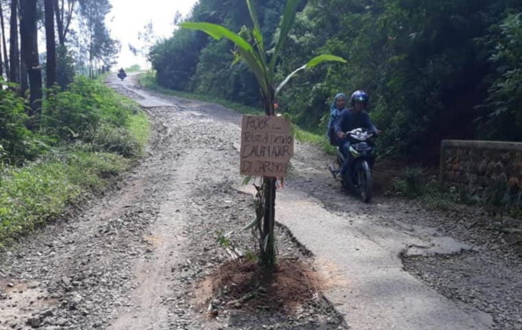 Ilustrasi jalan rusak di Kecamatan Tutur.