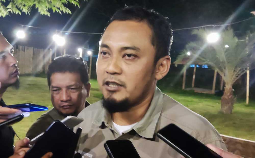 Ketua KPU Kabupaten Kediri Nanang Qosim saat memberi keterangan kepada wartawan. Foto: MUJI HARJITA/ BANGSAONLINE
