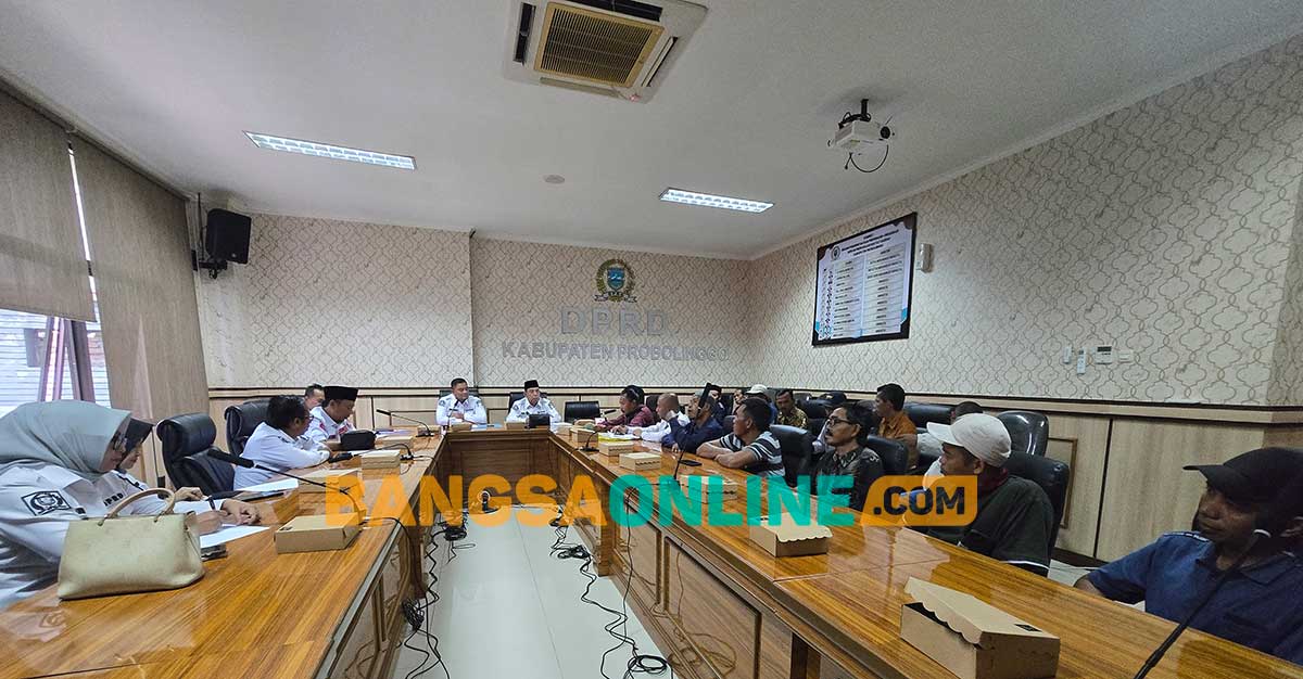 Puluhan warga saat RDP dengan Komisi I DPRD Kabupaten Probolinggo. Foto: ANDI SIRAJUDIN/BANGSAONLINE