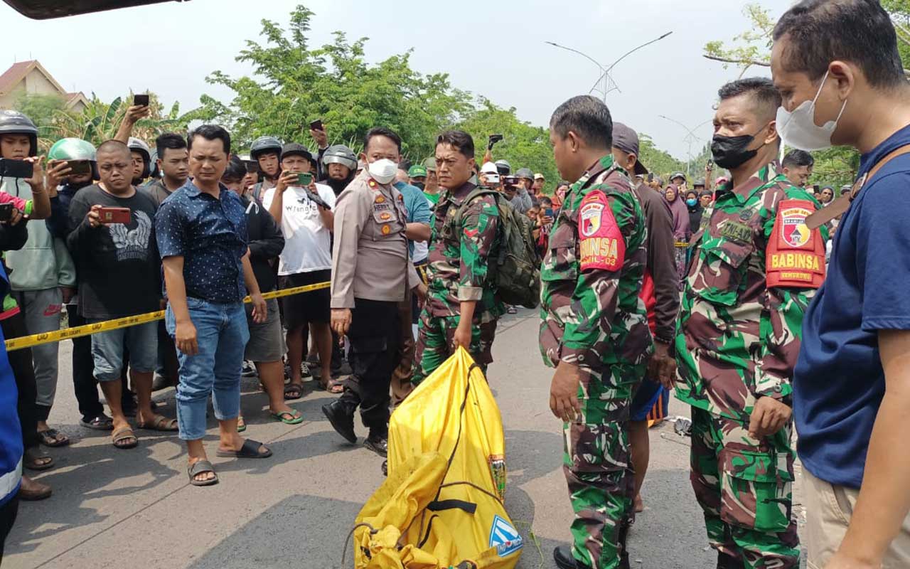 Korban saat dievakuasi kepolisian usai ditemukan meninggal di bawah jembatan Buduran Sidoarjo.