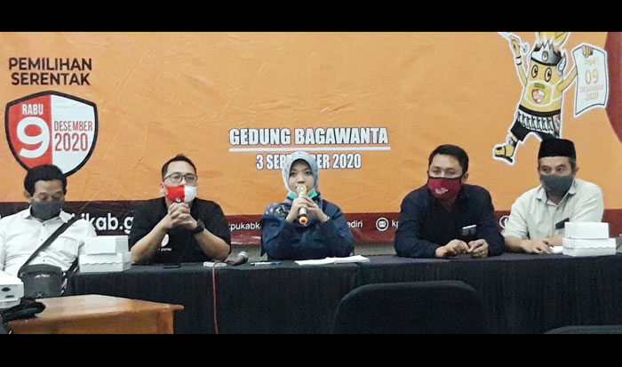 Ketua KPU Kabupaten Kediri Sunarmi dan Anwar Anshori (nomor dua dari kiri). foto: MUJI HARJITA/ BANGSAONLINE