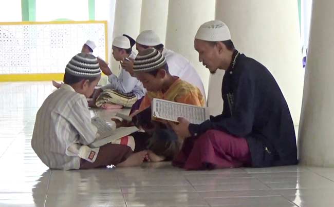 Para santri gila saat mengaji bersama. foto: RAHMATULLAH/ BANGSAONLINE