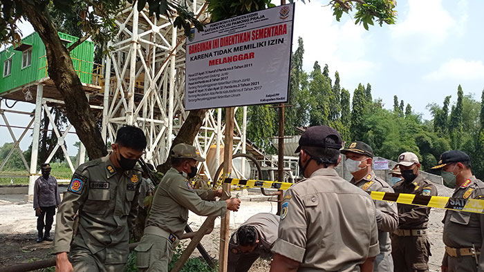 Petugas Satpol PP Kabupaten Kediri saat menyegel PT Merak Jaya Beton. Foto: Ist