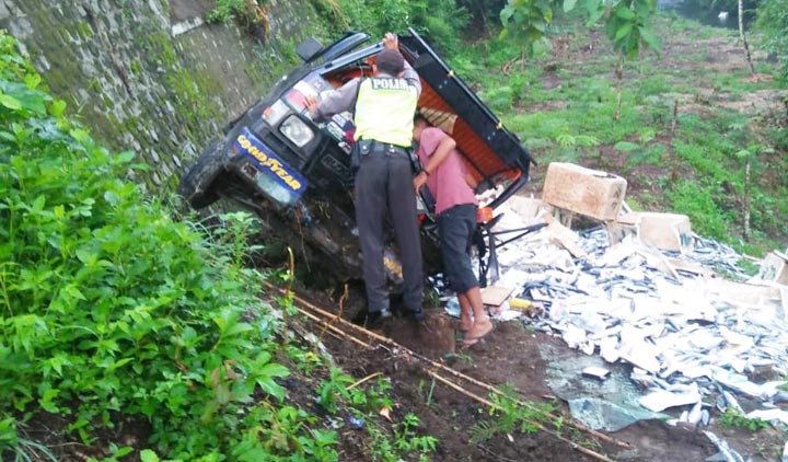 Kondisi pick up yang terperosok ke sungai.