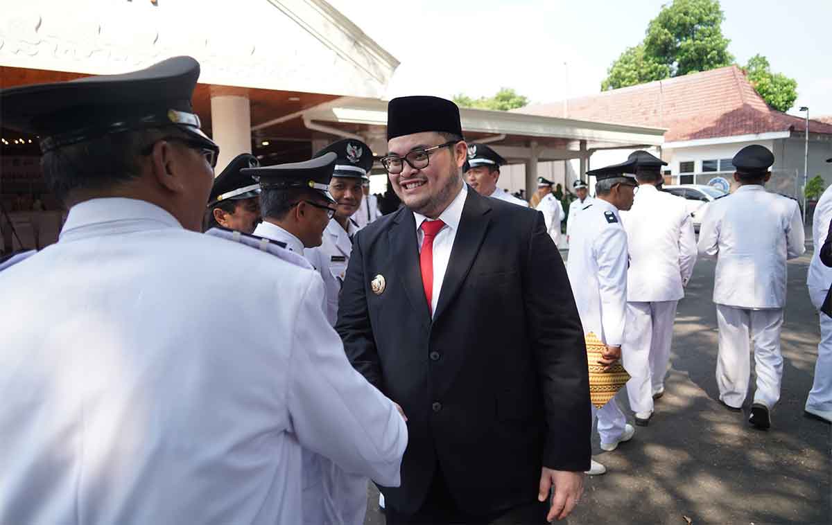 Bupati Kediri, Hanindhito Himawan Pramana, saat menyalami para kepala desa yang baru menerima SK perpanjangan jabatan. Foto: Ist