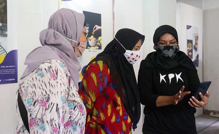 Kru Kelas Pagi Kediri (KPK) saat menjelaskan kepada pengunjung pameran foto produk. (foto: ist.)