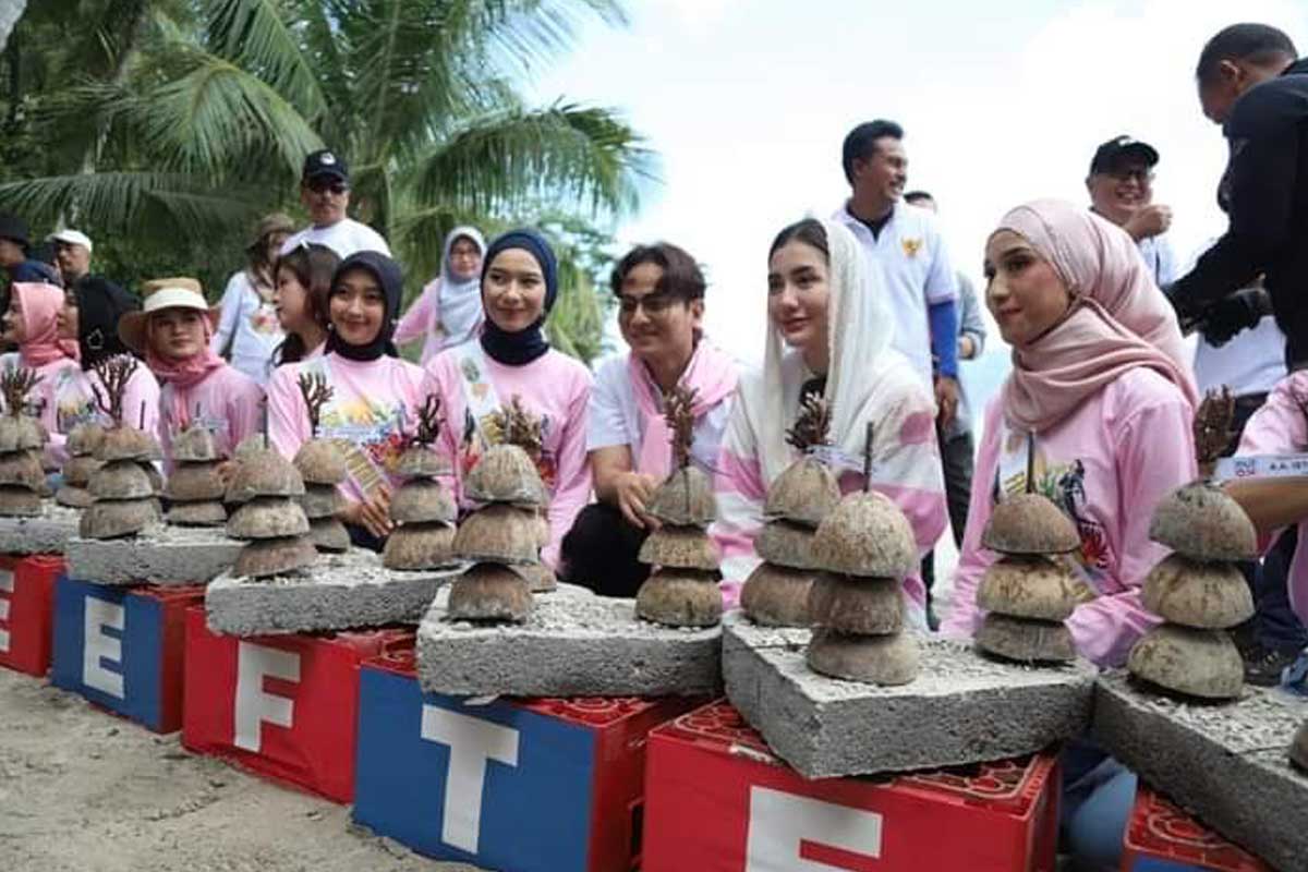 Bupati Arifin (tengah) didampingi Istri dan para Finalis POI di Pantai Mutiara Trenggalek.