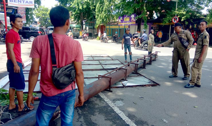 Eksekusi reklame bodong di Kota Mojokerto. foto: YUDI EP/ BANGSAONLINE