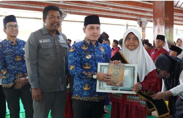 wisuda-650-penghafal-al-quran-bupati-mojokerto-dorong-lahirnya-generasi-berakhlak-mulia