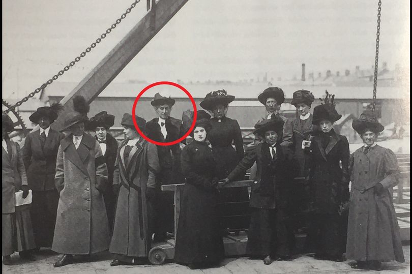 Mabel Bennett mengenakan mantelnya saat berpose di kapal SS Lapland, dua minggu setelah tenggelamnya kapal titanic. foto: mirror.co.uk