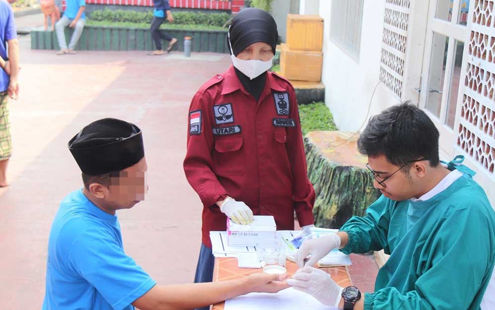 Petugas saat memeriksa salah satu narapidana. Foto: Ist.