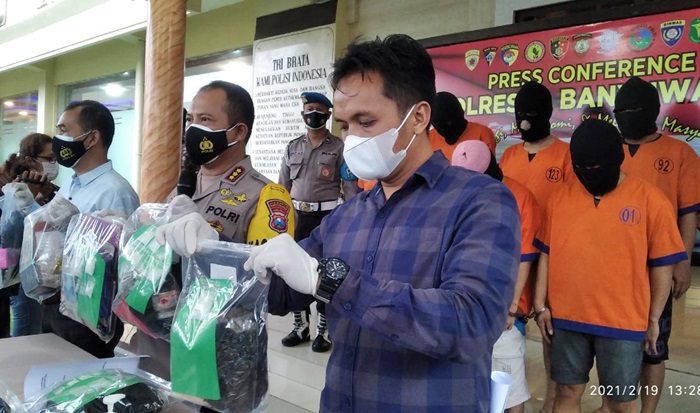 Kapolresta Banyuwangi Kombes Pol Arman Asmara Syarifudin sedang menunjukkan barang bukti para tersangka.
