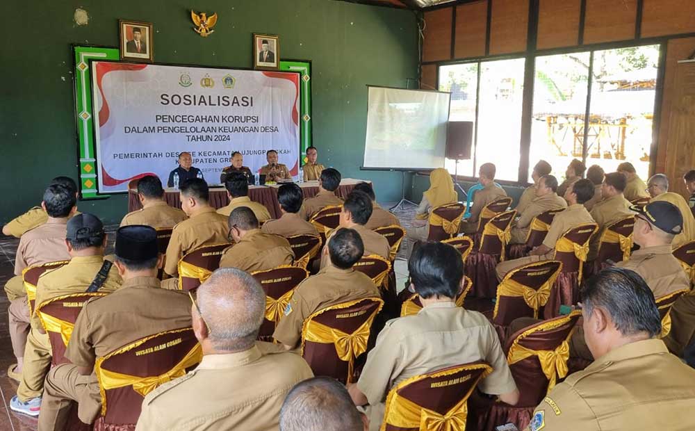 Kajari Gresik, Nana Riana (dua dari kiri), saat menjadi pemateri pencegahan korupsi untuk kades se-Ujungpangkah. Foto: Ist.