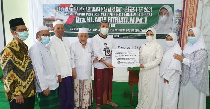Aida Fitriati, Anggota DPRD Jatim dari Fraksi PKB secara simbolis menyerahkan donasi Rp 2 juta untuk pembangunan RSNU yang dibayarkan secara rutin dari gaji sebagai anggota DPRD Jatim. foto: istimewa