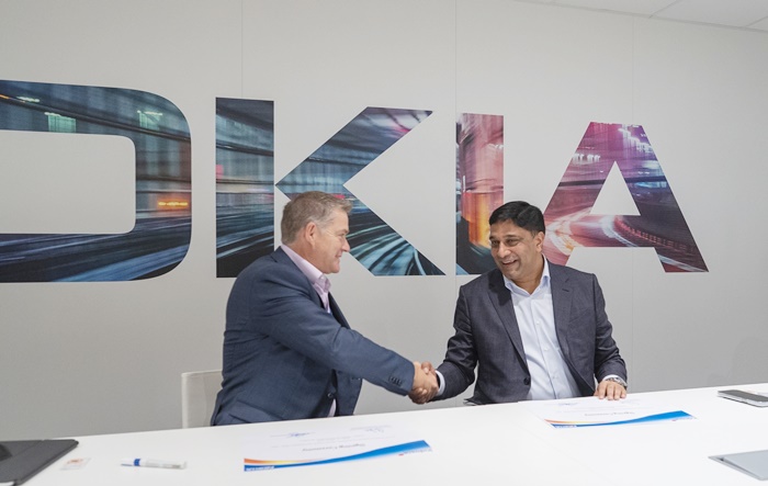 President Director and CEO Indosat Ooredoo Hutchison, Vikram Sinha (kanan) saat berjabat tangan dengan President of Mobile Networks Chief Customer Experience Officer Nokia, Ricky Corker.