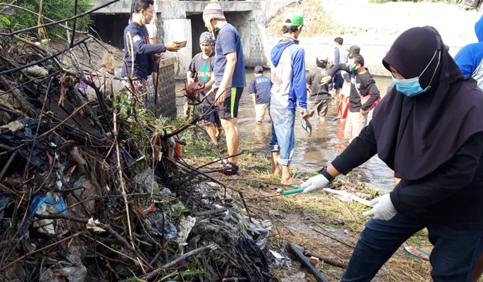Sampah yang menumpuk di pinggir sungai hasil pembersihan para relawan lingkungan. foto: MUJI HARJITA/ BANGSAONLINE
