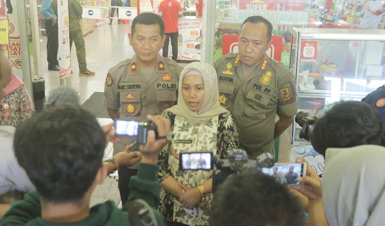 Wali Kota Mojokerto Ika Puspitasari saat memberikan keterangan tentang ditutupnya aktivitas publik dalam rangka mencegah Covid 19, KAMIS (19/3).
