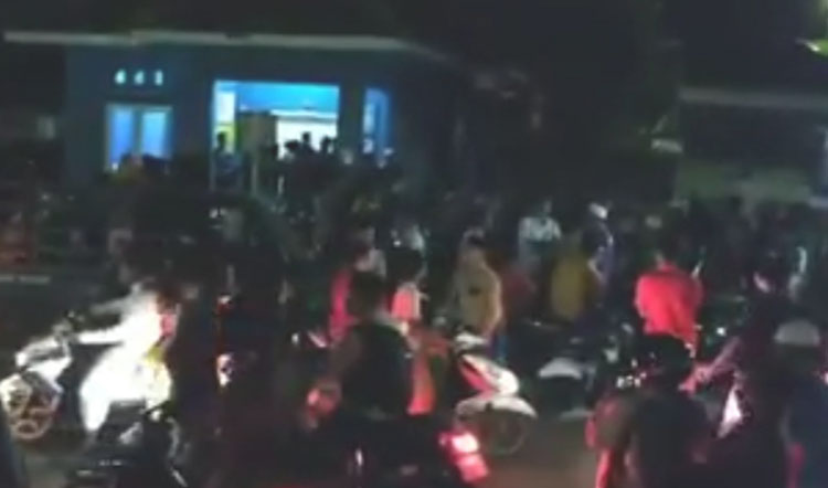Rumah bidan di Desa Palengaan Laok, Kecamatan Palengaan, Kabupaten Pamekasan saat didemo masyarakat setempat, Rabu (22/7/2020) sekitar pukul 22.00 WIB. (foto: ist).