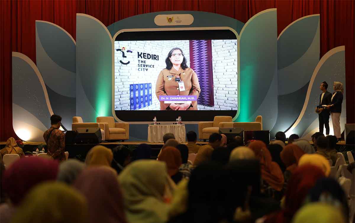 Pj Wali Kota Kediri, Zanariah, saat memberi sambutan secara virtual. Foto: Ist