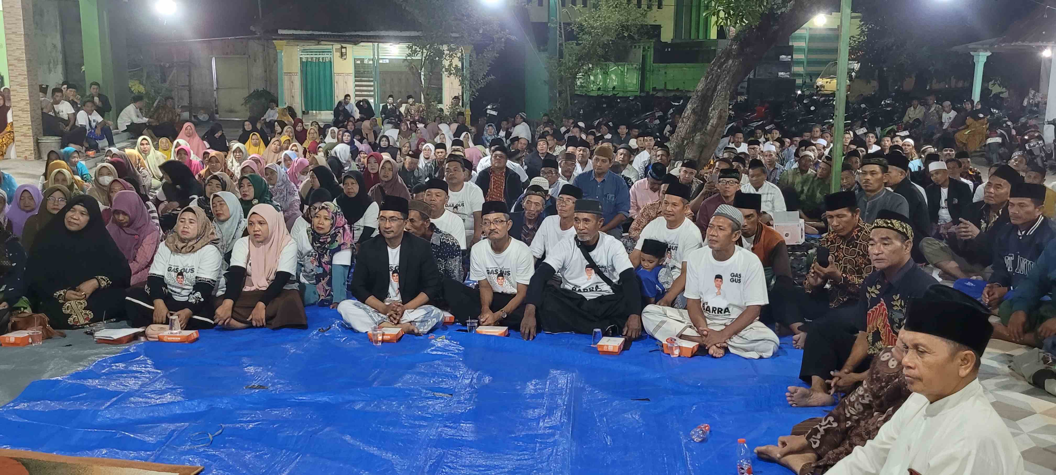 Para kordinator kecamatan dan desa relawan Gus Barra Kecamatan Gedek dan Jetis saat didatangi Prof Dr KH Asep Saifuddin Chalim di kediaman Khoirul Amin Jetis Mojokerto, Selasa (16/7/2024). Foto: MMA/bangsaonline